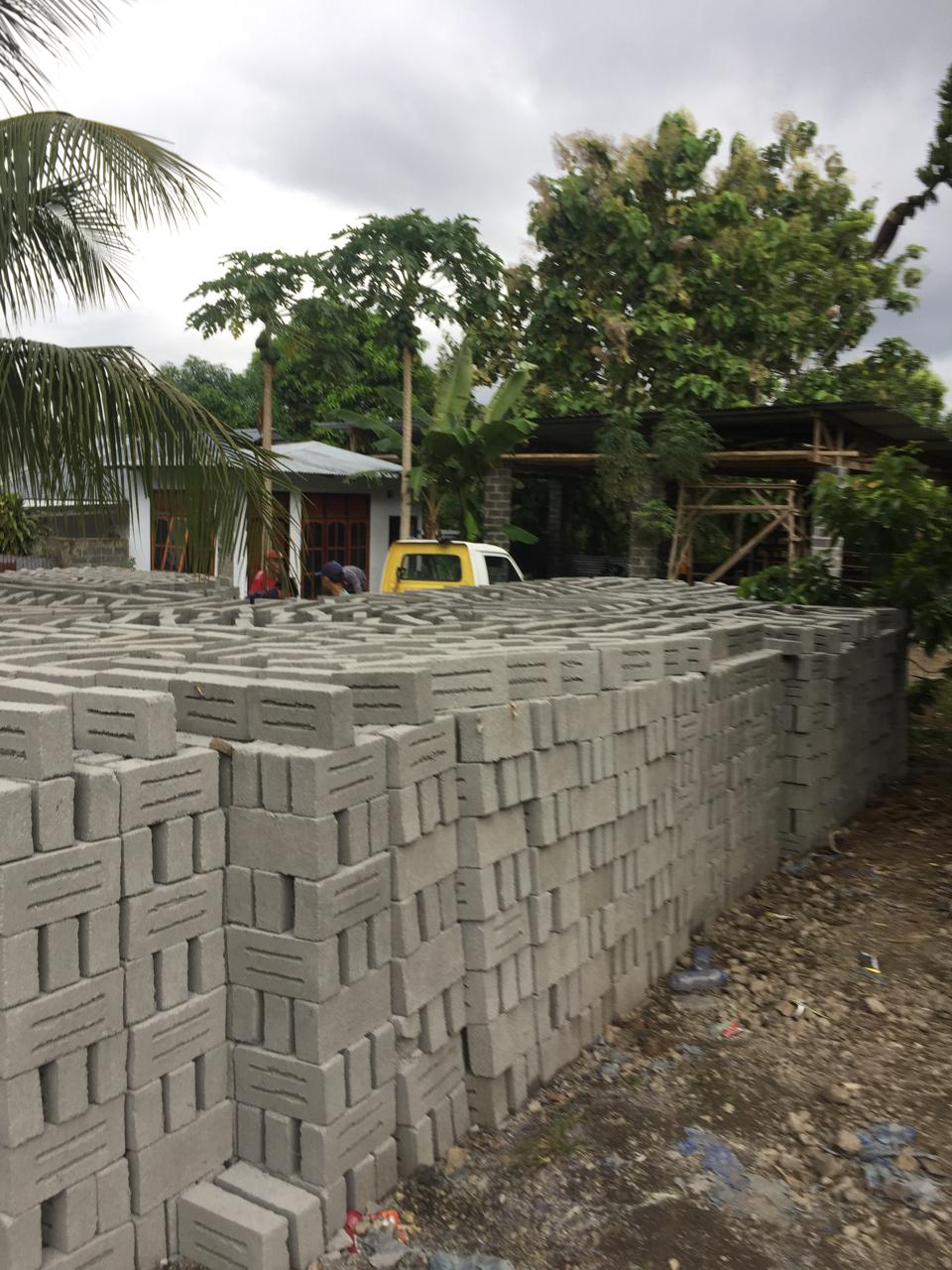 Area stok batako di halaman depan