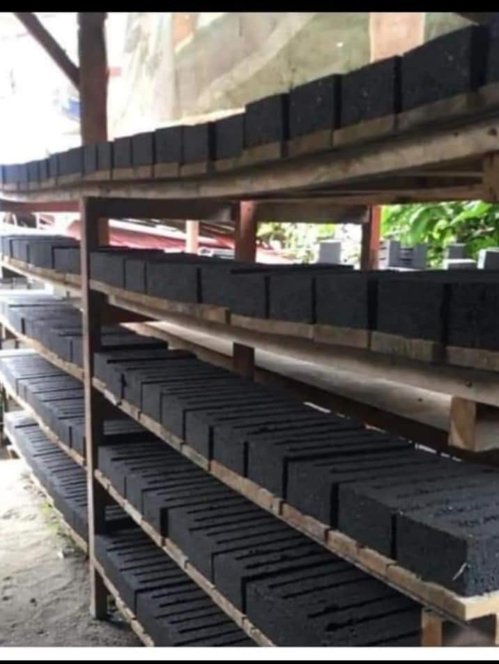 Batako tersusun rapi di rak kayu