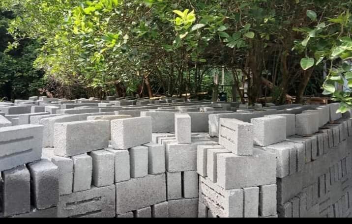 Susunan batako di bawah pepohonan